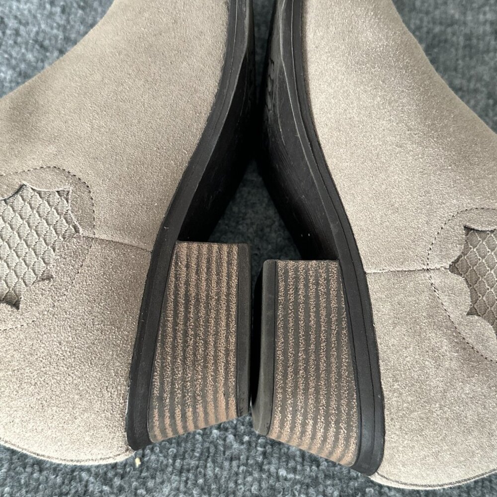 Sktechers Booties Womens 8 Taupe Grey Suede Air Cooled Scalloped Edge Boots - Picture 13 of 16